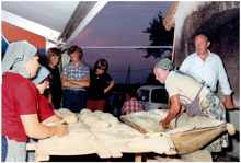 Beim Brot Backen Rosi und Resi Lobmayer mit Anna Ferdl