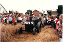 Ernte anno dazumal, mit dem Traktor