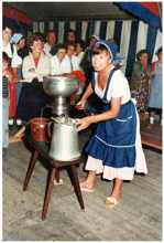 Resl Holzer beim Buttern
