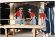 Brotlaibe kommen in den Backofen
