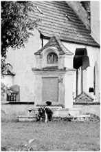 Altes Kriegerdenkmal vor der Pfarrkirche Volkmannsdorf, Anfang 1950er
