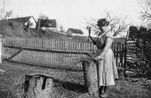 Anni Hirsch im Garten des Hirsch-Anwesens