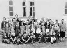 Schulfr�ulein Maria Singer, Volkmannsdorf, mit Schulkindern 1950er/1960er