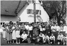 1957 - die Sch�tzen vor dem Gasthaus Schnaitl