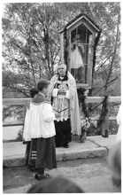 1961 - Pater Theodor Gramlich weiht den Br�ckenheiligen