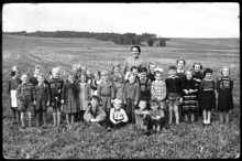 Schulfr�ulein Maria Singer, Volkmannsdorf, mit Schulkindern um 1953