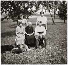 Volkmannsdorf Lehrerbauer um 1955, Maria, Ursula und Martin Kratzer, hinten Josefa Lachner, geb. Kratzer und Max Kratzer
