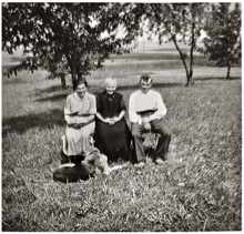 Volkmannsdorf Lehrerbauer um 1955, Maria, Ursula und Martin Kratzer, mit Hund Arco