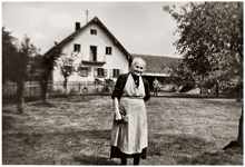 Volkmannsdorf Lehrerbauer um 1955, im Hintergrund Max Kratzer, vorne Oma Maria Kratzer