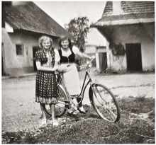 Volkmannsdorf Lehrerbauer um 1955, links Ilse Baume. rechts Josefa Lachner, geb. Kratzer