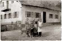 Volkmannsdorf Lehrerbauer, Tante Urschl mit Onkel Schorsch und den Kindern