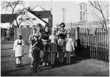 Schulkinder Volkmannsdorf, auf dem Weg nach Isareck 1960er Jahre