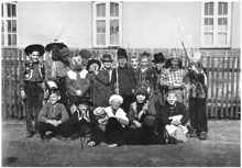 Schulkinder Volkmannsdorf, auf dem Weg nach Isareck 1960er Jahre
