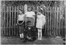 Schulkinder Volkmannsdorf, auf dem Weg nach Isareck 1960er Jahre