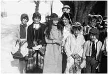 Schulkinder Volkmannsdorf, Faschingstreiben Isareck 1960er Jahre