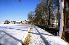 Blick von Wang zum Schlo�gasthof Isareck