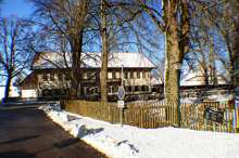 Blick vom Schlo� zum Schlo�gasthof Isareck