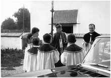 1964 Erzbischof Marc Gopu vor der Kirche in Volkmannsdorf