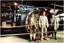 Karl Stangl, Dr. Klaus Herrmann und Josef Obermeier vor restauriertem Dampflokomobil