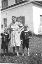 Anna Daser, Volkmannsdorferau *1912 mit Buben Friedl und Rudi