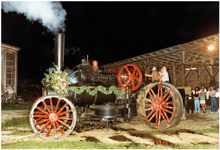 Das Dampflokomobil von der Seite mit der Seilwinde