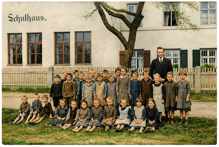 1. bis 3. Sch�lerjahrgang Volkmannsdorf 1926 - mit KI coloriert