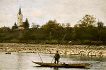 Auf der Amper 1903, Michael Gumberger vor der Pfarrkirche Volkmannsdorf- mit KI coloriert