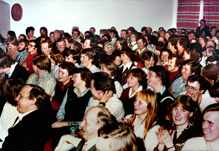 1981 Theatergruppe der FFrw. Wang: volles Haus und vorne links der B�hnenbauer Ernst Hirsch „Der Latschenbauer Sepp auf Brautschau“