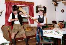 1981 Theatergruppe der FFrw. Wang: Sepp Trestl und Karin Frey in Aktion „Der Latschenbauer Sepp auf Brautschau“