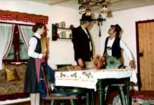 1981 Theatergruppe der FFrw. Wang: Karin Frey, Ernst Schwaiger und Sepp Trestl  „Der Latschenbauer Sepp auf Brautschau“