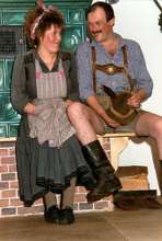 1985 Theatergruppe der FFrw. Wang: Renata K�nig und Georg Gandorfe rin „Das Blauseidene Strumpfband“ 