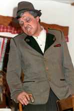 1985 Theatergruppe der FFrw. Wang: Sepp Trestl in „Das Blauseidene Strumpfband“ 