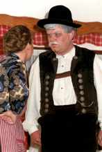 1985 Theatergruppe der FFrw. Wang: Karin Frey und Sepp G�tz in „Das Blauseidene Strumpfband“ 