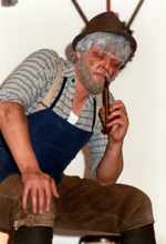 1985 Theatergruppe der FFrw. Wang: Ernst Schwaiger in „Das Blauseidene Strumpfband“ 