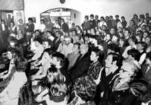 1982 Theatergruppe der FFrw. Wang: Wie bei jedem Auftritt, der Schnaitl Saal war brechend volll „Drei Wildkatzen“