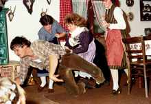 1982 Theatergruppe der FFrw. Wang: Ernst Schwaiger wird von den Wildkatzen Barbara Schlecht, Karin und Gisela Frey verpr�gelt „Drei Wildkatzen“