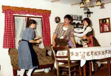 1982 Theatergruppe der FFrw. Wang: Barbara Schlecht, Ernst Schwaiger und Gisela Frey  „Drei Wildkatzen“