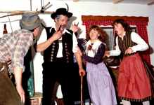 1982 Theatergruppe der FFrw. Wang: Ernst Schwaiger Georg Gandorfer, Karin und Gisela Frey „Drei Wildkatzen“