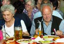 100j�hriges Gr�ndungsfest Freiwillige Feuerwehr Volkmannsdorferau 8./9. Juni 2013 - Josefa und Hans Lachner beim Mittagessen