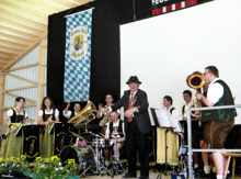 100j�hriges Gr�ndungsfest Freiwillige Feuerwehr Volkmannsdorferau 8./9. Juni 2013 - Die Auerer Dorfmusik mit Dirigenten Sepp Wimmer