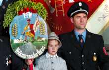 100j�hriges Gr�ndungsfest Freiwillige Feuerwehr Volkmannsdorferau 8./9. Juni 2013 - Taferlbua Felix Sch�ffler mit Papa Thomas