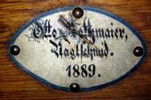 1889 Platzschild von Otto Rothmaier in der Moosburger Johanniskirche