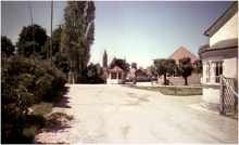 1957 - Eingangsbereich Werk Moosburg, rechts Teil der Ostenriedervilla, geradeaus das alte Pf�rtnerh�uschen