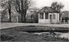 14.04.1957 Blick von der Ostenriedervilla zum Haupteingang