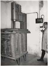 4. April 1966 Werk V, Meister Rackitsch an der neuen hydraulischen Ballenpresse